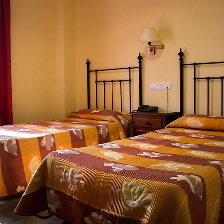 Hostal Restaurante La Curva Адра Екстериор снимка
