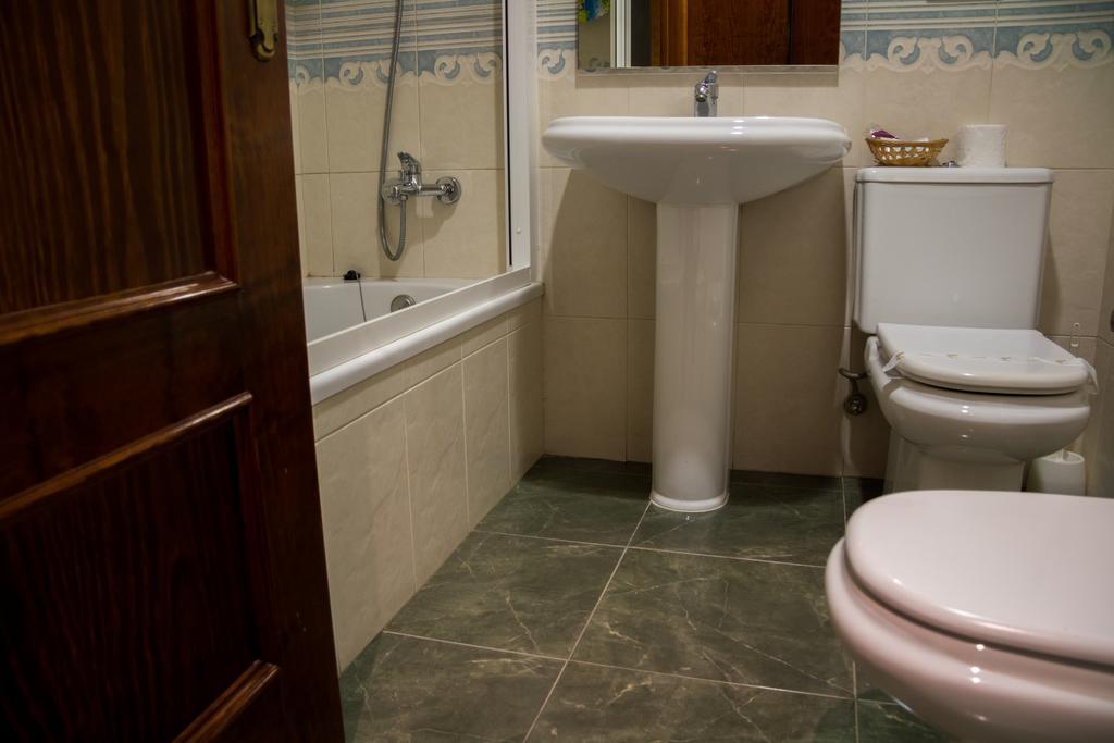 Hostal Restaurante La Curva Адра Екстериор снимка