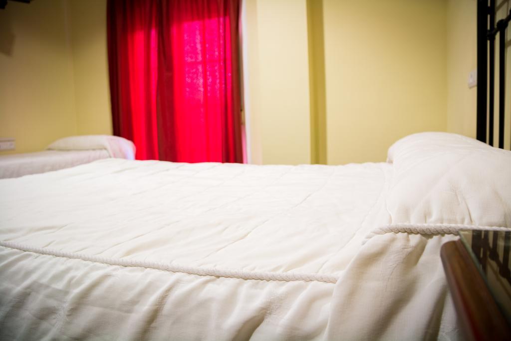 Hostal Restaurante La Curva Адра Екстериор снимка